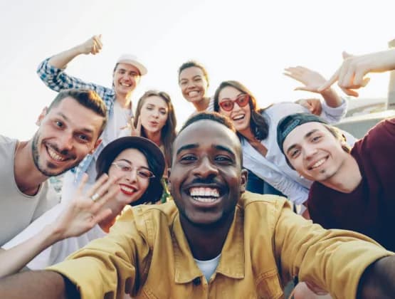 Vielfältige Gruppe junger Erwachsener bei einem gemeinsamen Selfie im Freien